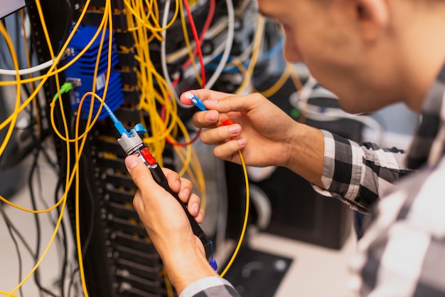 Ingeniero hombre verificando la fibra óptica