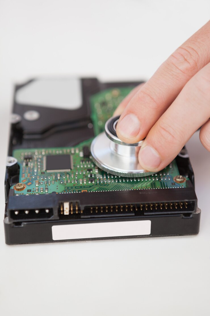 Foto ingeniero informático escuchando la cpu con estetoscopio