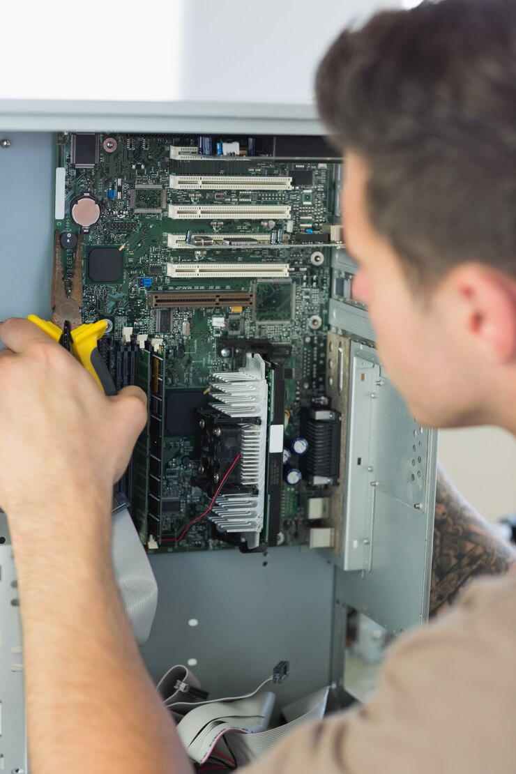 Foto ingeniero informático reparando la computadora abierta con alicates