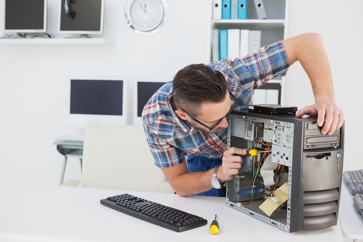Foto ingeniero informático trabajando en consola rota
