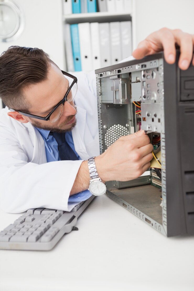 Foto ingeniero informático trabajando en consola rota