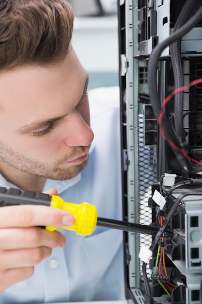 Ingeniero informático trabajando en la CPU