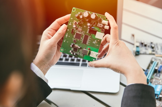 El ingeniero inspecciona la producción final de la placa lógica de la computadora de circuito impreso del módem del enrutador y se prepara para el proceso de producción en masa.