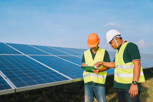 Ingeniero inspeccionar panel solar en planta de energía solar