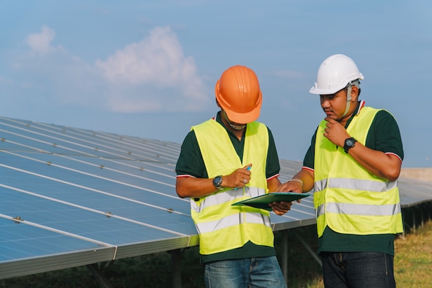 Ingeniero inspeccionar panel solar en planta de energía solar