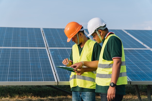 Ingeniero inspeccionar panel solar en planta de energía solar