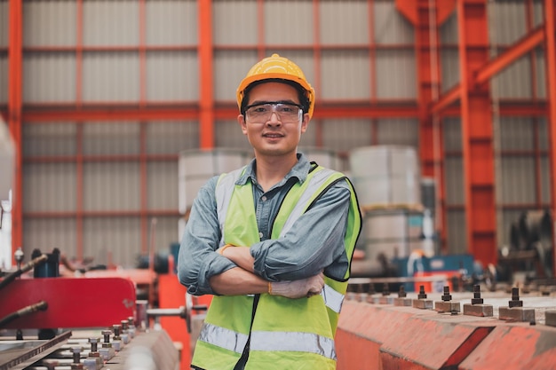 El ingeniero japonés de Asia trabaja duro y seguro en una fábrica de metal para el mantenimiento de la ingeniería técnica industrial