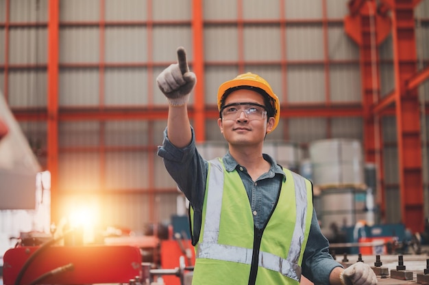 El ingeniero japonés de Asia trabaja duro y seguro en una fábrica de metal para el mantenimiento de la ingeniería técnica industrial