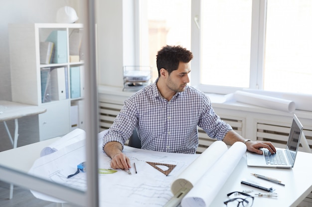 Ingeniero en el lugar de trabajo