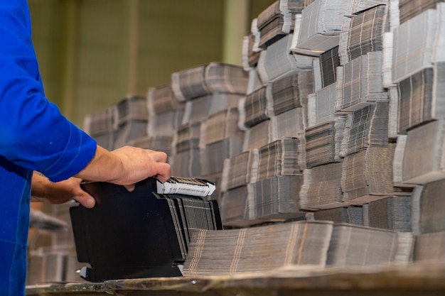 Foto ingeniero mano presionar el botón de control de la máquina cnc, maquinaria de fábrica de trabajadores en almacén