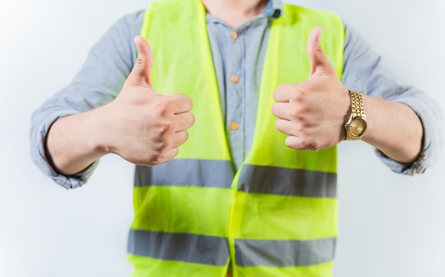 Ingeniero con las manos con los pulgares hacia arriba en gesto de aprobación aislado Ingeniero con los pulgares hacia arriba en gesto de aprobación en fondo aislado