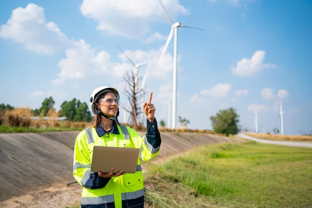 Ingeniero de mantenimiento de aerogeneradores en el sitio de construcción del parque eólico