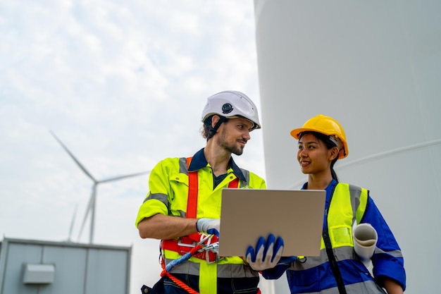 Ingeniero de mantenimiento de aerogeneradores en el sitio de construcción del parque eólico