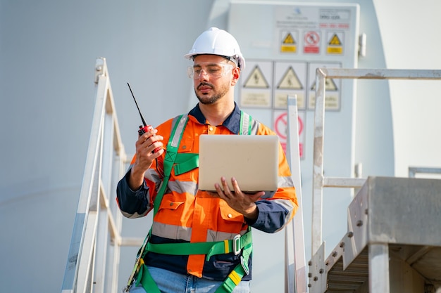 Ingeniero de mantenimiento de aerogeneradores en el sitio de construcción del parque eólico