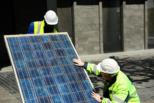 ingeniero de mantenimiento ingeniero de sistemas de energía solar realizar análisis de paneles solares