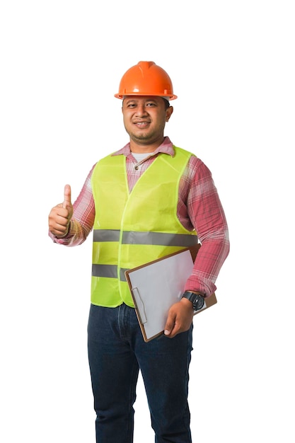 Ingeniero de mediana edad con casco azul y brazos cruzados de pie aislado en fondo blanco