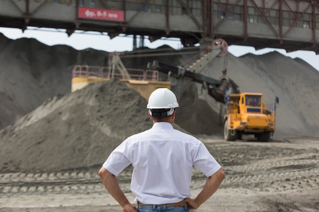 Ingeniero de minas en casco supervisa trabajo de taller de granito