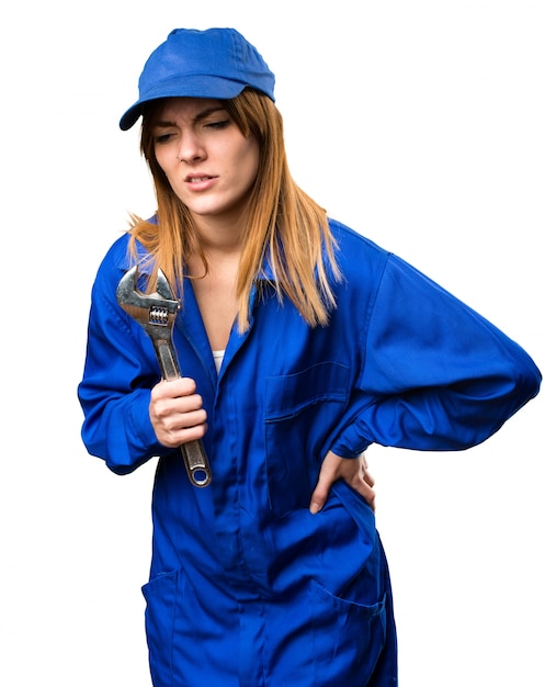 Foto ingeniero mujer con dolor de espalda