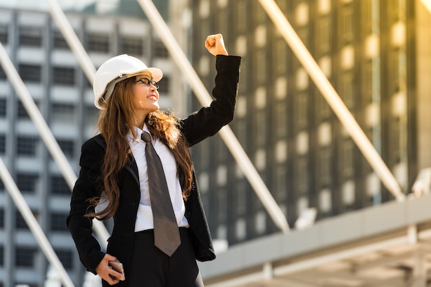 Foto ingeniero mujer mano después del primer trabajo exitoso. ella está feliz y orgullosa