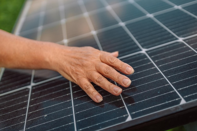 Ingeniero de negocios que usa tableta cerca de paneles solares Concepto de servicio de electricidad de tecnología de energía renovable