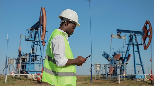 Ingeniero negro controla el desarrollo de petróleo por jackpump