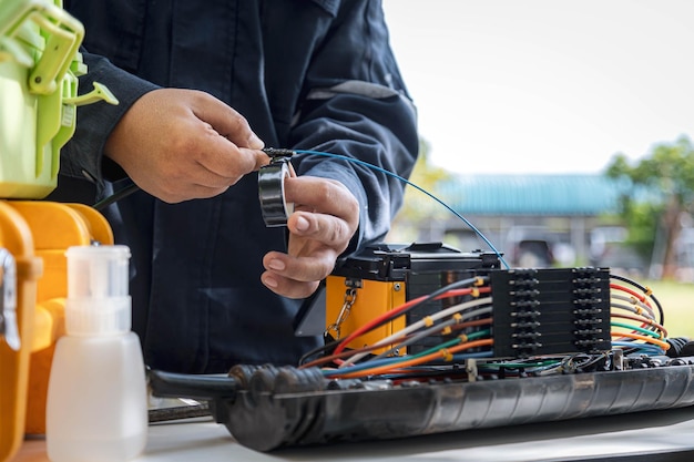 Foto ingeniero o técnico instala líneas de cable de fibra óptica para mantenimiento