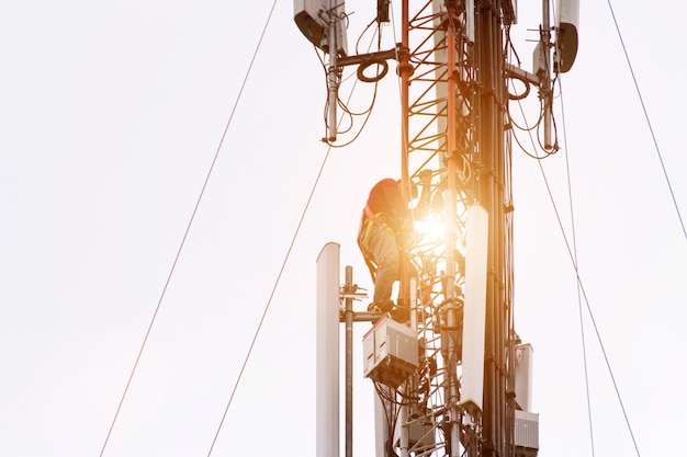 Ingeniero o técnico trabajando en torre alta, Riesgo de trabajo de alto trabajo.