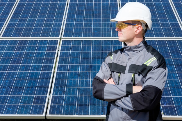 Ingeniero de paneles solares en barrica blanca