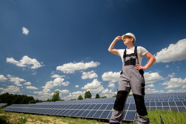 Ingeniero de paneles solares en barrica blanca