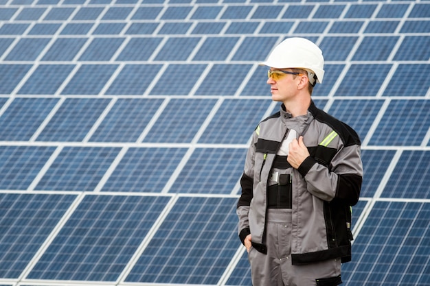 Ingeniero de paneles solares en casco blanco