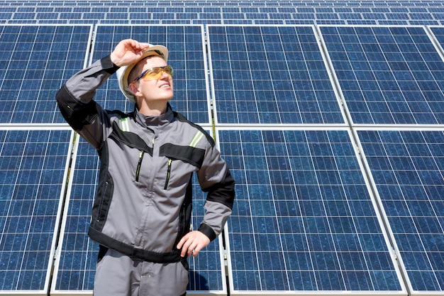 Ingeniero de paneles solares en casco blanco