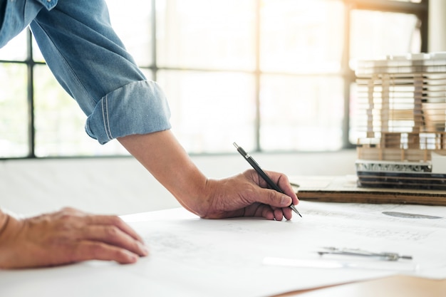 Foto ingeniero de la persona plan de dibujo a mano en blue print