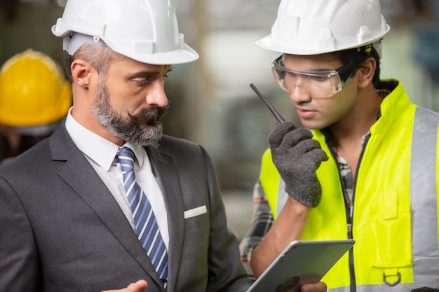 Foto ingeniero de personal de fabricación en el negocio de la fábrica de producción