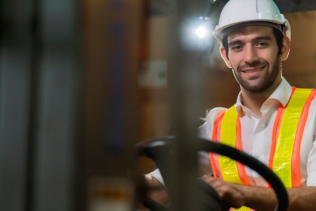 Ingeniero personal trabajador de almacén masculino en casco trabajando caminando a través del centro logístico almacén fábrica construcción sitio logística arquitecto forklife conductor hombre constructor interior fondo