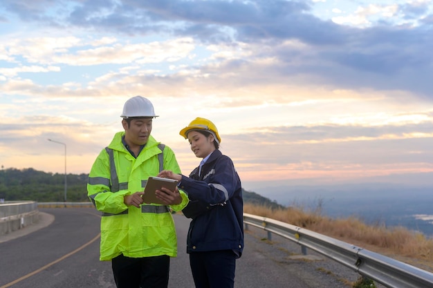 El ingeniero de personas lleva un casco protector en la cabeza, utilizando datos de ingeniería de Tablet Analytics.