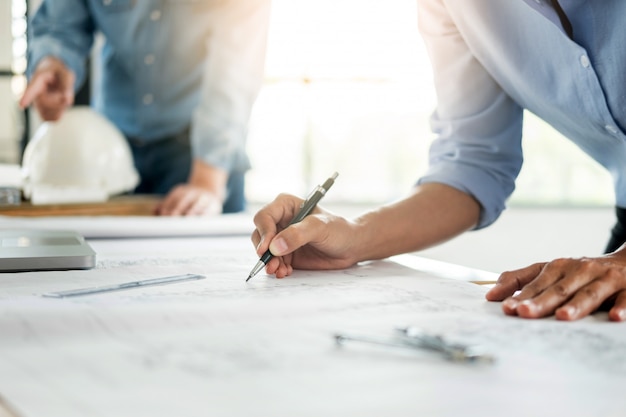 ingeniero plan de dibujo a mano en la impresión azul con el equipo del arquitecto