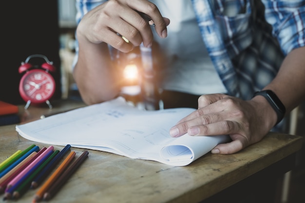 Foto el ingeniero planea crear gráficos para el plan de la casa blueprint para sus clientes.