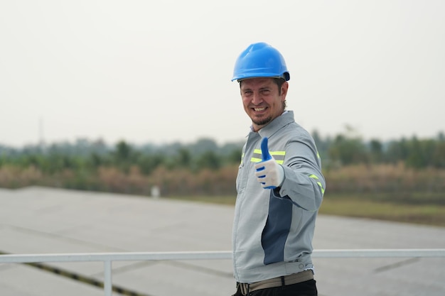 Ingeniero de planta de energía solar examinando solución eléctrica de mantenimiento de técnico de paneles fotovoltaicos