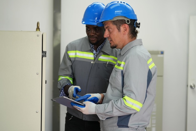 Ingeniero de planta de energía solar examinando solución eléctrica de mantenimiento de técnico de paneles fotovoltaicos