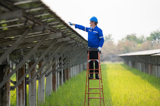 Ingeniero de planta de energía solar examinando solución eléctrica de mantenimiento de técnico de paneles fotovoltaicos