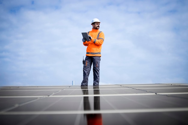 Ingeniero de plantas solares monitoreando y verificando la producción de electricidad.