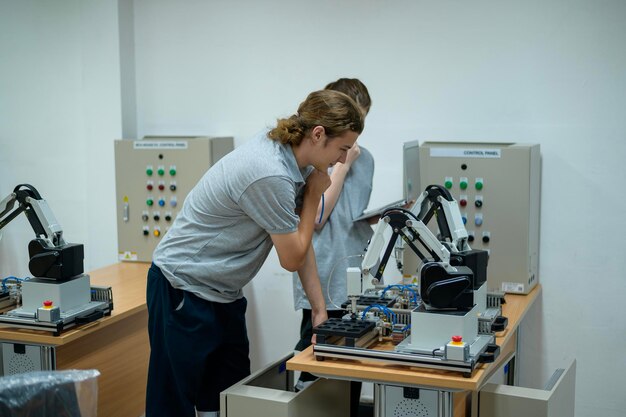 Ingeniero en prácticas de robótica aprendiendo con la mano robótica de programación y manipulación