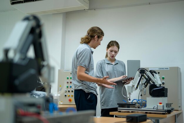 Ingeniero en prácticas de robótica aprendiendo con la mano robótica de programación y manipulación