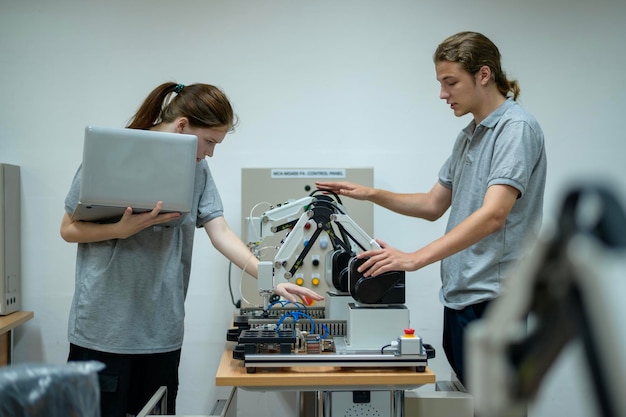 Ingeniero en prácticas de robótica aprendiendo con la mano robótica de programación y manipulación