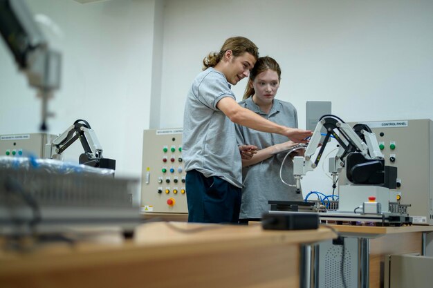 Ingeniero en prácticas de robótica aprendiendo con la mano robótica de programación y manipulación