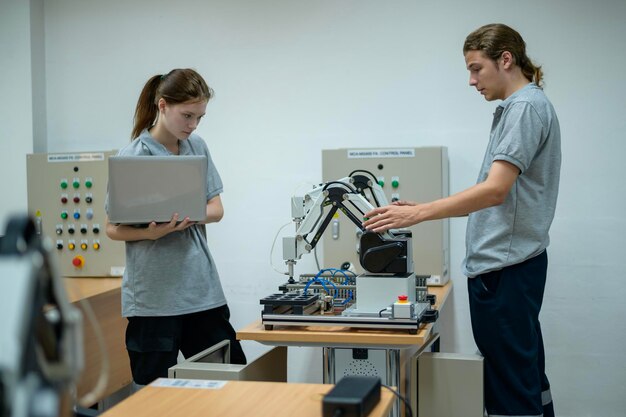 Ingeniero en prácticas de robótica aprendiendo con la mano robótica de programación y manipulación