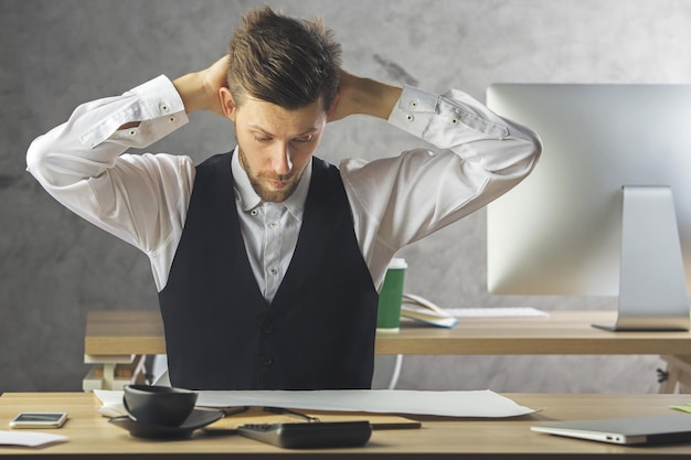 Ingeniero preocupado en el lugar de trabajo