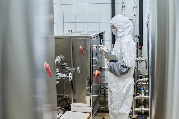 Ingeniero presionando el botón de la maquinaria para comenzar el trabajo