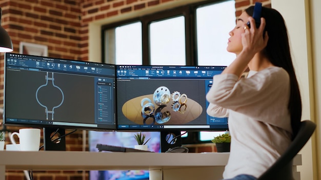 Ingeniero profesional asiático trabaja en la codificación de diseños industriales