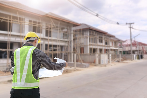 ingeniero profesional en casco protector en el sitio de construcción de la casa